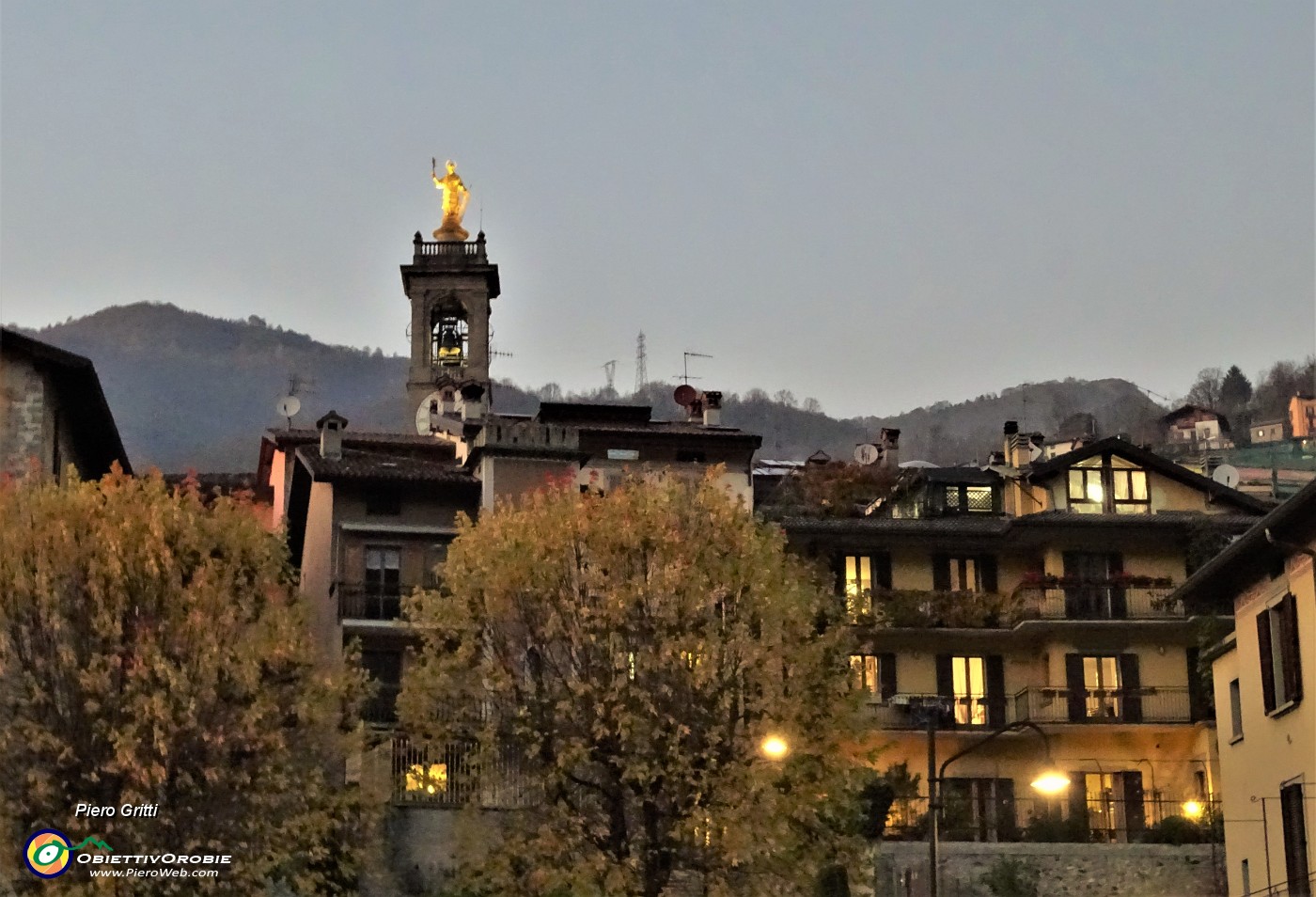 100 Al piazzale della stazione alla partenza sorgeva il sole, al rientro si accendono le luci .JPG
